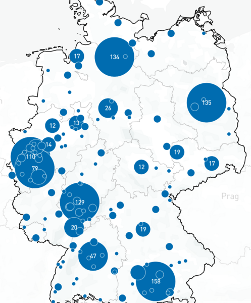 Karte von Deutschland mit unterschiedlich großen blauen Kreisen, die die Verteilung von Fällen darstellen. Die Kreise sind in verschiedenen Größen, wobei größere Kreise eine höhere Anzahl von Fällen anzeigen. Die Zahlen innerhalb der Kreise geben die genaue Anzahl der Fälle in den jeweiligen Regionen an. Die Karte zeigt eine ungleichmäßige Verteilung über das gesamte Bundesgebiet.