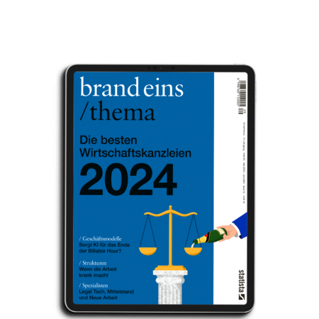 Titelseite eines Magazins mit dem Titel "brand eins/thema". Im Fokus steht die Aufschrift "Die besten Wirtschaftskanzleien 2024" in großer Schrift. Unterhalb davon ist eine stilisierte Waage abgebildet, deren Waagschalen von einer Hand gehalten werden. Das Magazin liegt auf einem weißen Untergrund.