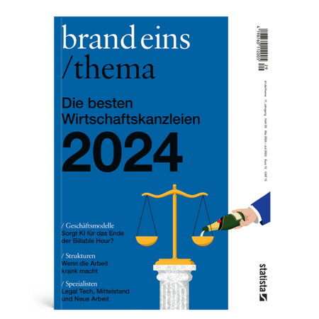 Titelseite der Zeitschrift "brand eins thema" mit dem Titel "Die besten Wirtschaftskanzleien 2024". Im Vordergrund eine stilisierte Waage, deren eine Seite von einem Arm mit Anzug und Krawatte gehalten wird. Die Waage symbolisiert Recht und Gerechtigkeit im wirtschaftlichen Kontext. Der Hintergrund ist blau gehalten.