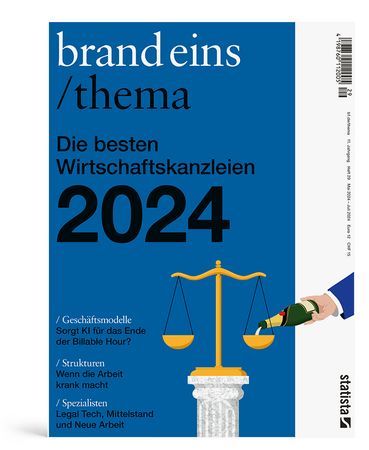 Titelseite einer Zeitschrift namens "brand eins/thema" mit dem Titel "Die besten Wirtschaftskanzleien 2024". Im Vordergrund eine goldene Waage auf einem steinernen Podest, die für Recht und Gerechtigkeit steht. Der Hintergrund ist in Blautönen gehalten. Unter dem Titel sind weitere Schlagzeilen zu Themen wie Geschäftsmodelle und Arbeitsstrukturen aufgeführt. Das Logo von "statista" befindet sich in der unteren rechten Ecke.