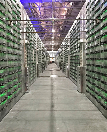 Ein langer, gerader Gang in einem großen, industriell wirkenden Raum. An beiden Seiten stehen hohe Regale, gefüllt mit vielen grünen Kisten oder Containern. Das Licht ist kühl und blau gehalten, was eine sterile Atmosphäre erzeugt. Der Gang scheint endlos zu sein und führt in die Ferne.