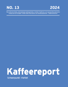 Das Bild zeigt die Titelseite eines Magazins oder Berichts. Der Hintergrund ist ein dunkles Marineblau. Oben links steht in weißer Schrift "NO. 13" und oben rechts "2024". Darunter befindet sich ein kurzer Text in kleiner weißer Schrift. Am unteren Rand des Bildes steht in großer, weißer Schrift "Kaffeereport" und darunter in kleinerer Schrift "Schwerpunkt: Vielfalt".
