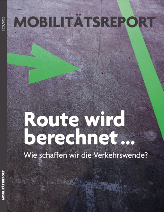 Titelfoto des MOBILITÄTSREPORT 2024/2025. Es zeigt einen grauen Asphaltboden mit einem grünen Pfeil, der nach rechts zeigt. Darüber steht in großen weißen Buchstaben "Route wird berechnet..." und darunter in kleinerer Schrift "Wie schaffen wir die Verkehrs­wende?". Das Bild vermittelt den Eindruck von Bewegung und Planung einer neuen Richtung.