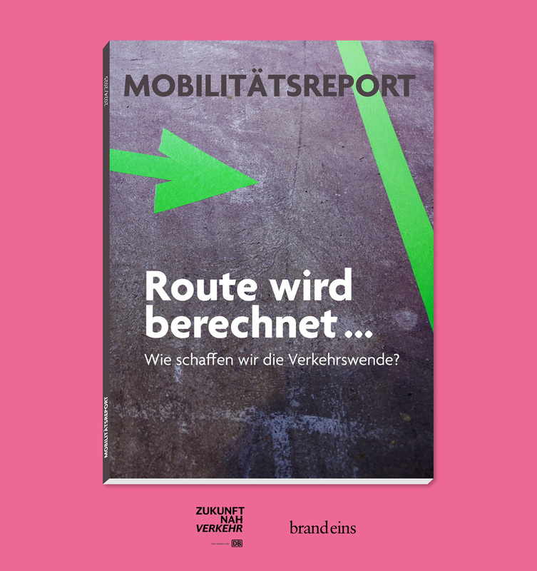 Titelfoto des "Mobilitätsreports". Auf einem grauen Untergrund verläuft ein grüner Pfeil, der eine Route andeutet. Der Text "Route wird berechnet..." steht in weißer Schrift darüber. Es geht um die Frage, wie die Verkehrswende gelingen kann.