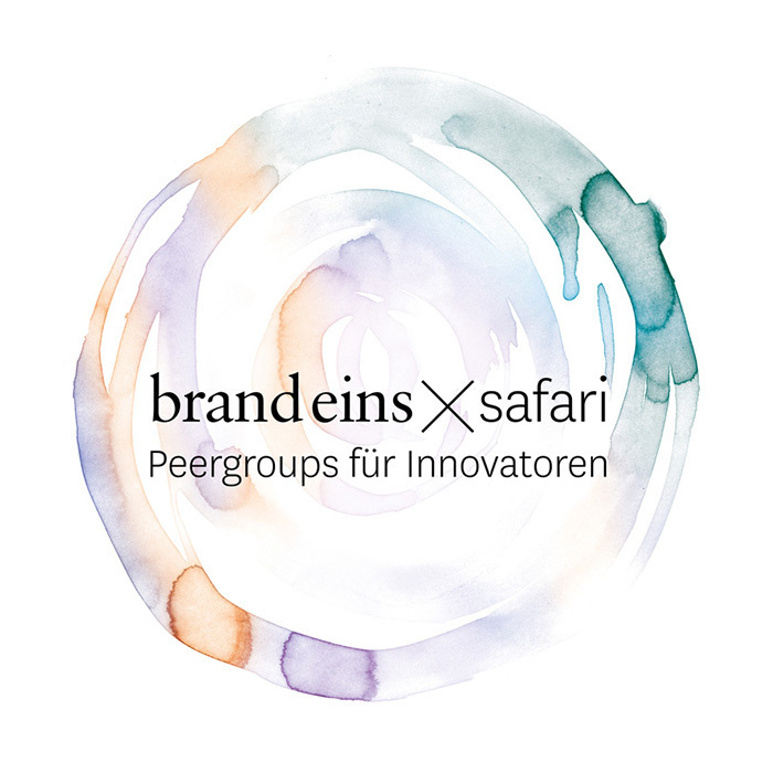 Eine aquarellartige Grafik zeigt einen spiralförmigen Kreis in den Farben Blau, Lila und Orange. Im Zentrum befindet sich der Schriftzug "brand eins × safari" und darunter "Peergroups für Innovatoren". Die Grafik wirkt fließend und dynamisch.
