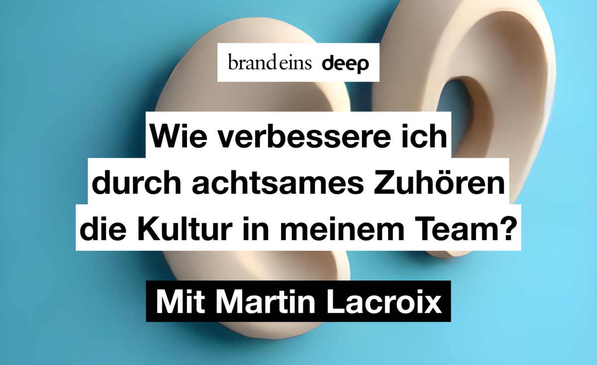 Grafik mit einem hellblauen Hintergrund. Im Zentrum steht der Text: "Wie verbessere ich durch achtsames Zuhören die Kultur in meinem Team?". Darunter steht: "Mit Martin Lacroix". Über dem Text befindet sich das Logo "brandeins deep". Im Hintergrund sind abstrakte, beige Formen zu sehen, die an Ohren erinnern.