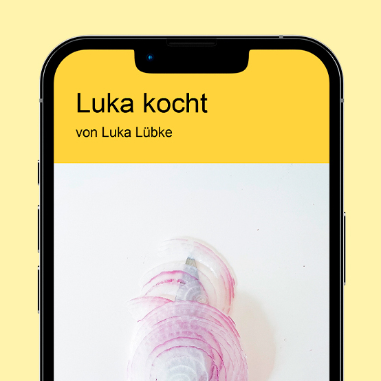 Das Bild zeigt ein Smartphone-Display. Auf dem Display ist ein Kochblog-Artikel mit dem Titel "Luka kocht" von Luka Lübke zu sehen. Unter dem Titel ist ein Foto von in Scheiben geschnittenen roten Zwiebeln auf einem hellen Untergrund abgebildet. Der Hintergrund des Displays ist gelb.