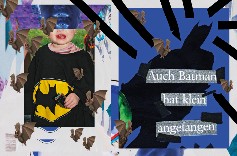 Ein kleines Kind trägt ein Batman-Kostüm und lächelt in die Kamera. Der Hintergrund ist eine Collage aus Blau- und Grautönen mit stilisierten Fledermaus-Symbolen und dem Text "Auch Batman hat klein angefangen". Das Bild vermittelt einen spielerischen und motivierenden Eindruck.