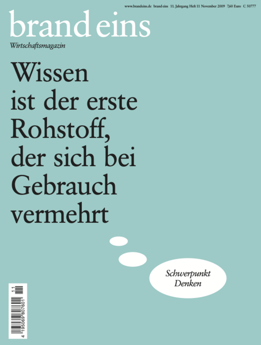 Titelseite des Wirtschaftsmagazins "brand eins" mit dem Titel "Wissen ist der erste Rohstoff, der sich bei Gebrauch vermehrt". Der Hintergrund ist in einem sanften Türkis gehalten, unterhalb des Titels befinden sich drei weiße Punkte. Ein rotes Rechteck mit dem Text "Schwerpunkt Denken" ist rechts unten platziert.