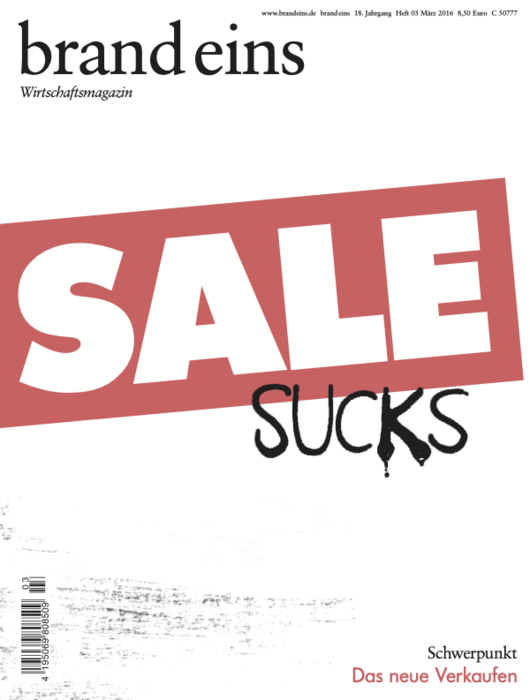 Titelseite des Wirtschaftsmagazins "brand eins" mit einem roten Banner, auf dem in großen weißen Buchstaben "SALE" und darunter in schwarzer Schrift "sucks" steht. Der Hintergrund ist weiß. Unterhalb des roten Banner steht in kleinerer Schrift "Schwerpunkt Das neue Verkaufen".