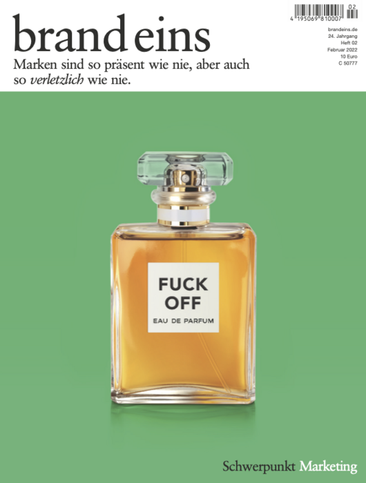 Titelseite einer Zeitschrift namens "brand eins". Im Mittelpunkt steht ein Parfümflakon mit dem Aufdruck "FUCK OFF" und "Eau de Parfum". Der Hintergrund ist grünlich. Der Titel lautet: "Marken sind so präsent wie nie, aber auch so verletzlich wie nie."