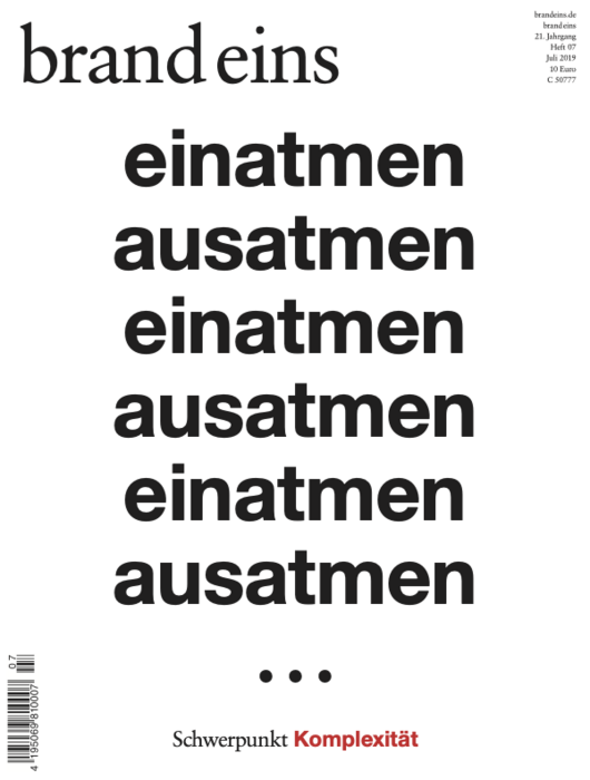 Titelseite der Zeitschrift "brand eins" mit dem Thema "Komplexität". Auf schwarzem Hintergrund sind die Wörter "einatmen" und "ausatmen" mehrmals übereinander angeordnet. Der Titel "brand eins" steht oben links in weißer Schrift. Rechts sind Informationen zur Ausgabe wie Jahrgang, Heftnummer und Preis zu finden. Unterhalb der Wörter "einatmen" und "ausatmen" steht in kleinerer Schrift "Schwerpunkt Komplexität".