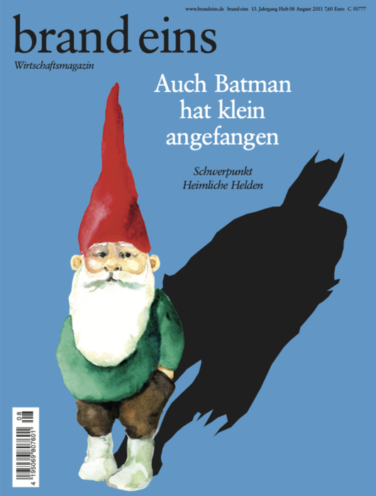 Titelseite eines Wirtschaftsmagazins "brand eins" mit dem Titel "Auch Batman hat klein angefangen". Im Bild ist links ein Gartenzwerg mit roter Zipfelmütze und grünem Anzug zu sehen. Rechts davon befindet sich die Silhouette einer Fledermaus, die an Batman erinnert. Der Hintergrund ist hellgrau.
