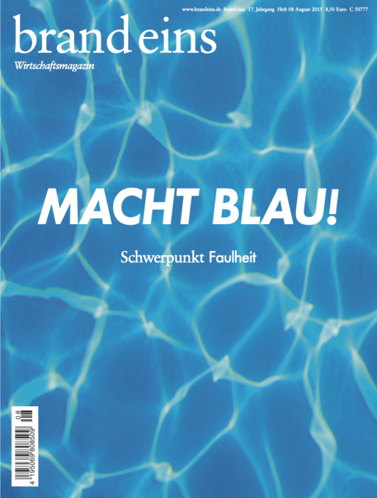 Titelseite des Wirtschaftsmagazins "brand eins" mit dem Titel "MACHT BLAU!". Das Bild zeigt eine Nahaufnahme von Wasser in leuchtendem Blauton, mit hellen, zackigen Linien, die an Blitze oder Energieformen erinnern. Der Hintergrund ist ebenfalls blau, wodurch ein dynamisches und kraftvolles Ambiente entsteht. Unter dem Titel steht der Hinweis "Schwerpunkt Faulheit".