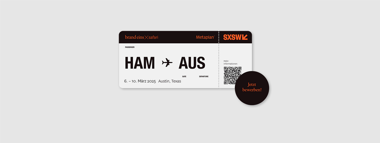 Ein Ticket mit der Aufschrift "HAM → AUS" und dem Datum "6. - 10. März 2025, Austin, Texas". Ein QR-Code und das SXSW-Logo sind ebenfalls auf dem Ticket zu sehen. Ein roter Button mit der Aufschrift "Jetzt bewerben!" befindet sich rechts unten im Bild.