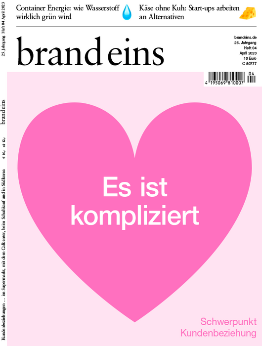 Titelseite der Zeitschrift "brand eins" mit einem großen, leuchtend pinkfarbenen Herz in der Bildmitte. Auf dem Herz steht in großen, weißen Buchstaben "Es ist kompliziert". Der Hintergrund ist weiß. Oben sind Überschriften zu lesen: "Container Energie: wie Wasserstoff wirklich grün wird" und "Käse ohne Kuh: Start-ups arbeiten an Alternativen". Unten steht "Schwerpunkt Kundenbeziehung".