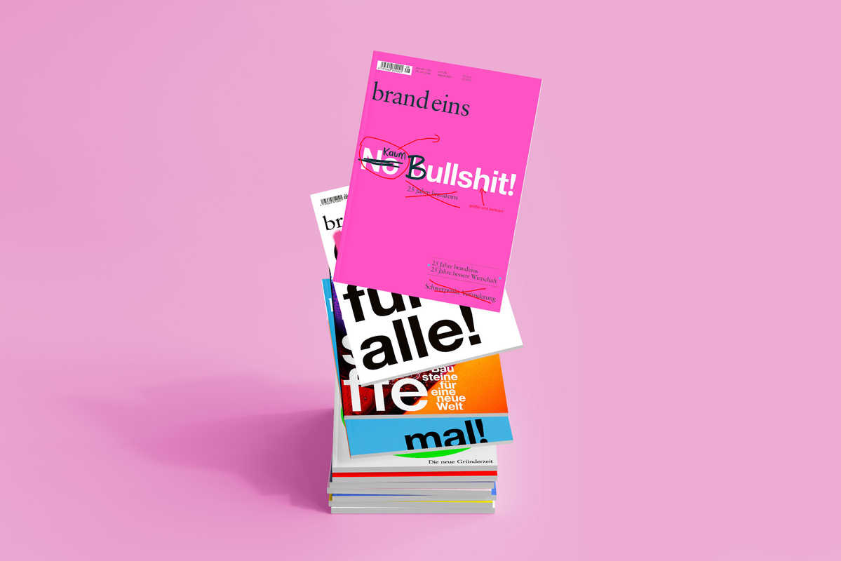 Ein Stapel von fünf Zeitschriften liegt auf einem rosa Untergrund. Die Zeitschriften haben unterschiedliche farbige Cover und Titel. Das oberste Cover ist schwarz mit dem Schriftzug "brand eins". Darunter folgt eine Zeitschrift mit pinkfarbenem Cover und dem Wort "Bullshit!" in weißer Schrift. Die dritte Zeitschrift hat ein gelbes Cover mit dem Schriftzug "fu_alle!". Die vierte Zeitschrift ist weiß mit dem Schriftzug "Neue mal!". Die unterste Zeitschrift ist grün mit einem weißen Schriftzug. Die Anordnung der Zeitschriften ist leicht versetzt.