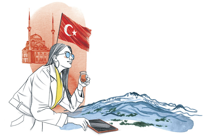 Eine Zeichnung zeigt eine junge Frau mit langen Haaren und Sonnenbrille, die auf einem Hügel sitzt und in ein Tablet schaut. Sie hält ein Glas in der Hand. Im Hintergrund sind eine Moschee und eine türkische Flagge zu sehen. Die Szene vermittelt den Eindruck von Reisen und Entdeckung in der Türkei.