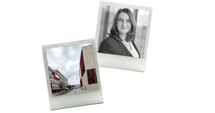 Zwei Fotos im Polaroid-Stil. Links ein modernes Bürogebäude mit roter Fassade und großen Fenstern, vor dem ein paar Menschen stehen. Rechts das Porträt einer Frau mit Brille, sie trägt einen dunklen Blazer und lächelt freundlich. Die Fotos scheinen eine Person und ihren Arbeitsplatz darzustellen.