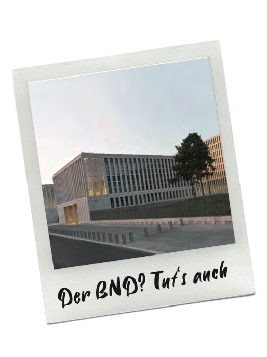 Das Bild zeigt ein modernes, rechteckiges Gebäude mit einer Fassade aus vielen Fenstern. Es scheint sich um ein Behördengebäude zu handeln, möglicherweise das Bundesamt für Naturschutz (BND). Vor dem Gebäude befindet sich eine breite Zufahrt und etwas Grünfläche. Der Himmel ist leicht bewölkt. Unter dem Bild steht der Text "Der BND? Tut's auch".