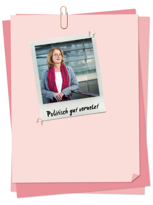 Foto einer Frau mittleren Alters mit Brille und rotem Strickschal. Sie blickt selbstbewusst nach links und scheint in ein Gespräch vertieft zu sein. Im Hintergrund ist ein heller Raum mit Glasflächen zu erkennen. Der Text "Politisch gut vernetzt" ist auf das Foto geschrieben.