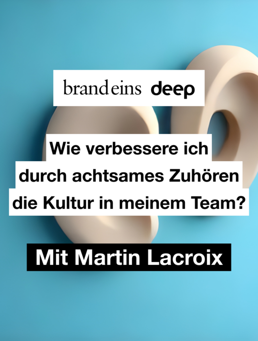 Werbebild für eine Podcast-Folge von "brandeins deep" zum Thema Teambuilding. Im Vordergrund steht ein Textfeld mit der Frage: "Wie verbessere ich durch achtsames Zuhören die Kultur in meinem Team?". Darunter steht: "Mit Martin Lacroix". Der Hintergrund besteht aus abstrakten, hellen Formen in Weiß und Blau.
