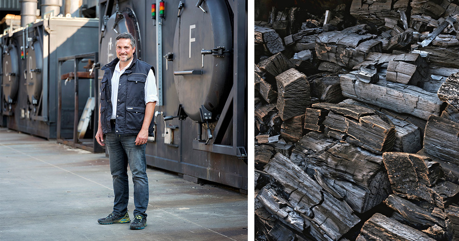 Das Bild zeigt eine Collage aus zwei Motiven. Links steht ein Mann mittleren Alters vor großen, industriellen Öfen. Er trägt Jeans, ein Weste und ein weißes T-Shirt und wirkt freundlich und selbstbewusst. Im Hintergrund sind weitere Öfen zu sehen. Rechts ist ein Haufen Holzkohle abgebildet, der aus vielen einzelnen, dunklen Stücken besteht.