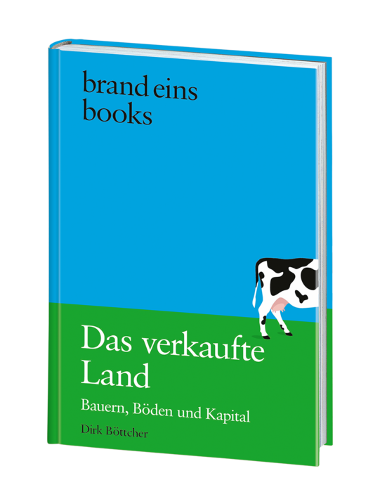 Buchcover des Buches "Das verkaufte Land" von Dirk Böttcher. Das Cover ist in einem auffälligen Türkis gehalten. Im unteren Bereich steht in weißer Schrift der Titel und der Untertitel "Bauern, Böden und Kapital". Eine stilisierte, schwarze Kuh steht im unteren rechten Bereich des Covers auf einer grünen Wiese. Oben links steht in kleinerer Schrift "brand eins books".