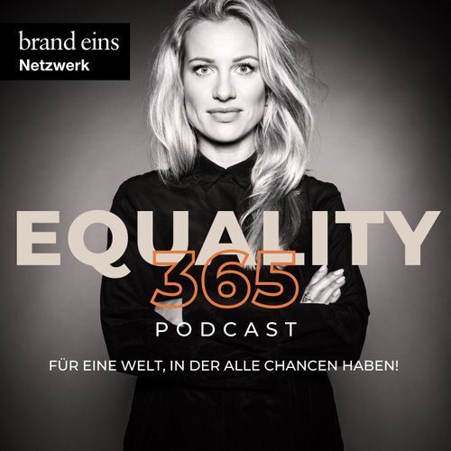 Schwarz-Weiß Porträt einer Frau mit langen, blonden Haaren. Sie trägt ein dunkles Hemd und blickt selbstbewusst in die Kamera. Vor ihr steht in großen Buchstaben der Schriftzug "EQUALITY 365 PODCAST" und darunter der Slogan "FÜR EINE WELT, IN DER ALLE CHANCEN HABEN!". Im oberen linken Bereich des Bildes befindet sich das Logo "brand eins Netzwerk".