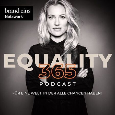Schwarz-Weiß Porträt einer Frau mit langen, blonden Haaren. Sie trägt ein dunkles Hemd und blickt selbstbewusst in die Kamera. Vor ihr steht in großen Buchstaben der Schriftzug "EQUALITY 365 PODCAST" und darunter der Slogan "FÜR EINE WELT, IN DER ALLE CHANCEN HABEN!". Im oberen linken Bereich des Bildes befindet sich das Logo "brand eins Netzwerk".