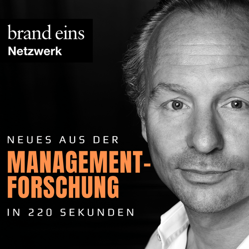 Schwarz-Weiß Porträt eines Mannes im Anzug. Er lächelt freundlich und blickt direkt in die Kamera. Im Hintergrund steht der Text "NEUES AUS DER MANAGEMENTFORSCHUNG IN 220 SEKUNDEN" und darüber "brand eins Netzwerk".