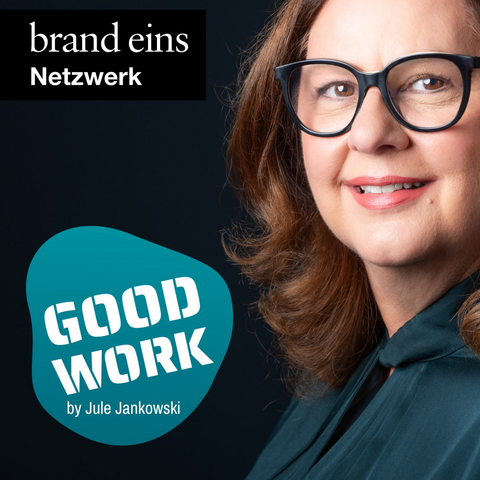 Porträt einer Frau mit Brille, die freundlich lächelt. Sie trägt ein dunkles Oberteil. Links neben ihr befindet sich ein türkisfarbenes Logo mit der Aufschrift "GOOD WORK by Jule Jankowski". Im oberen linken Bildrand steht "brand eins Netzwerk".
