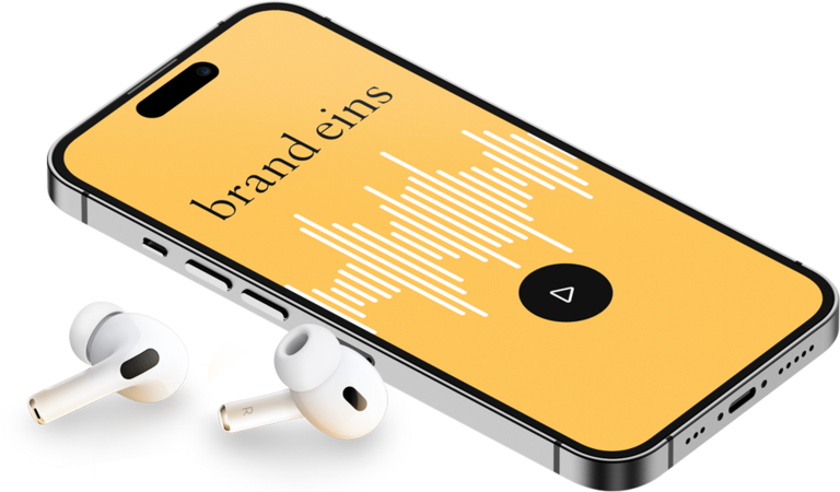 Ein Smartphone zeigt einen Podcast-Player mit dem Titel "brand eins". Darunter sind kabellose Kopfhörer abgebildet, die das Hören des Podcasts symbolisieren.