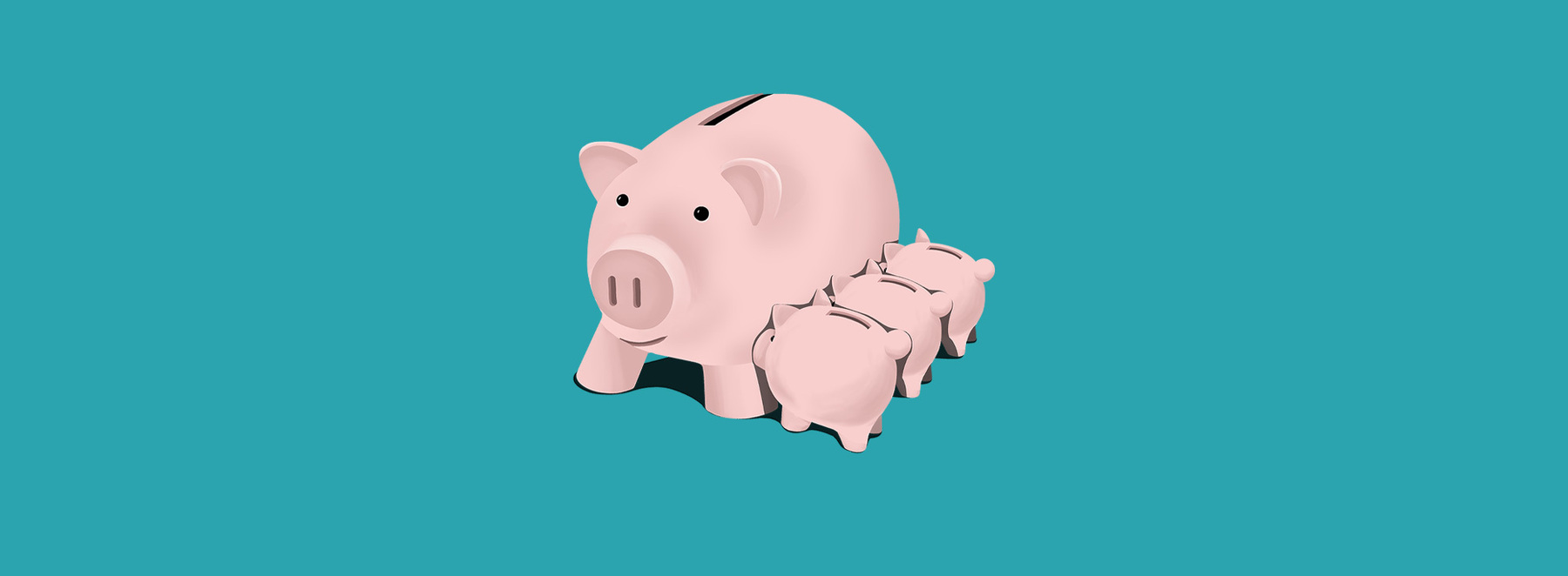 Eine rosafarbene Sparschweingestalt steht auf einem türkisfarbenen Hintergrund. Vor dem Schwein liegen mehrere rosafarbene Münzen. Das Bild vermittelt den Eindruck von Sparen und Geld.