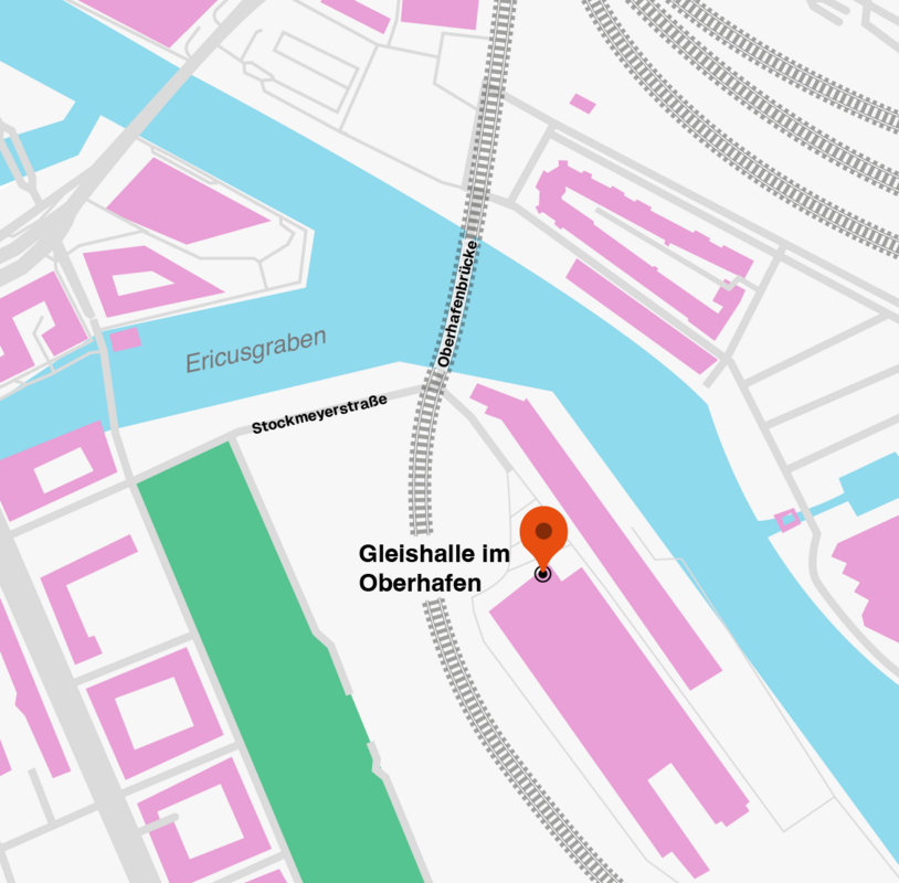 Zeichnung einer Stadtkarte. Im Vordergrund ein Wasserarm, der Ericusgraben, und dahinter Gebäude. Eine Brücke, die Oberhafenbrücke, führt über den Wasserarm. Ein roter Marker kennzeichnet die Gleishalle im Oberhafen. Straßen sind beschriftet: Ericusgraben, Stockmeyerstraße, Oberhafenbrücke.