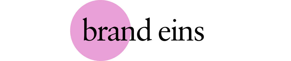 Das Bild zeigt einen pinkfarbenen horizontalen Balken mit dem schwarzen Schriftzug "brand eins" in der Mitte. Der Balken befindet sich auf einem schwarzen Hintergrund.