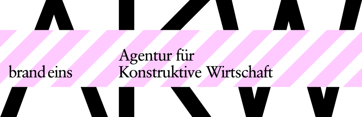 Grafik mit dem Schriftzug "brand eins Agentur für Konstruktive Wirtschaft" in Weiß auf einem Hintergrund aus schrägen, rosa und weißen Streifen. Der Schriftzug ist in zwei Zeilen angeordnet und nimmt den Großteil des Bildes ein.