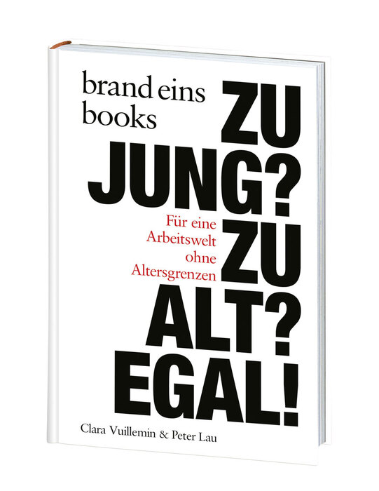 Buchcover mit dem Titel "Zu jung? Zu alt? Egal!". Der Titel ist in großen, schwarzen Buchstaben angeordnet. Darunter steht in kleinerer Schrift: "Für eine Arbeitswelt ohne Altersgrenzen". Autoren sind Clara Vuillemin und Peter Lau. Das Cover ist weiß und trägt das Logo "brand eins books" oben links.