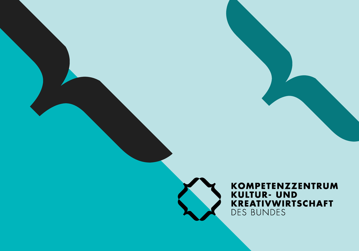 Grafik mit zwei stilisierten, dunklen Formen, die sich über einen helltürkisfarbenen und einen hellgelben Hintergrund erstrecken. Unten rechts befindet sich ein Logo mit einem abstrakten Symbol und dem Text "KOMPETENZZENTRUM KULTUR- UND KREATIVWIRTSCHAFT DES BUNDES".