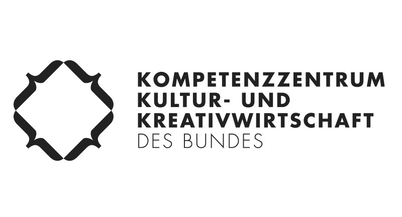 Logo des Kompetenzzentrums Kultur- und Kreativwirtschaft des Bundes. Es zeigt ein achteckiges Symbol in Schwarz, flankiert von dem Schriftzug "KOMPETENZZENTRUM KULTUR- UND KREATIVWIRTSCHAFT DES BUNDES" in Weiß.