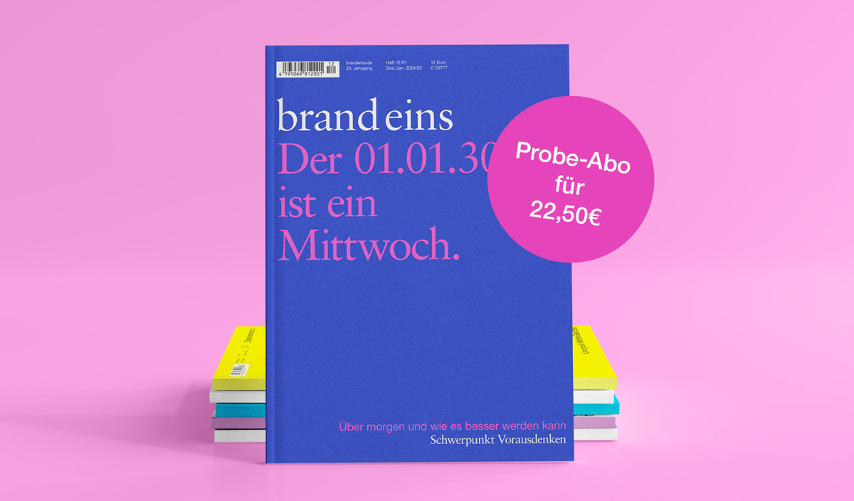 Das Bild zeigt ein Magazin namens "brand eins" mit einem dunkellila Cover. Auf dem Cover steht in weißer Schrift "brand eins", darunter in grüner Schrift "Der 01.01.30 ist ein Mittwoch". Rechts oben befindet sich ein pinkfarbener Hinweis auf ein Probe-Abo für 22,50€. Unter dem Titel steht in kleinerer Schrift "Über morgen und wie es besser werden kann – Schwerpunkt Vorausdenken". Mehrere Exemplare des Magazins sind gestapelt dargestellt, wobei einige Seiten mit gelben Markierungen sichtbar sind. Der Hintergrund ist dunkel.