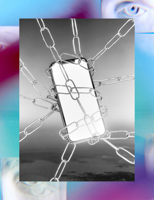 Ein Smartphone ist von silbernen Ketten umgeben, die es zu fesseln scheinen. Der Hintergrund ist verschwommen und in den Farben Blau, Lila und Rosa gehalten, mit angedeuteten Augen. Das Bild vermittelt ein Gefühl von Abhängigkeit und Kontrolleverlust.