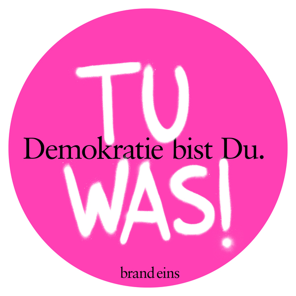 Grafik mit einem pinkfarbenen Kreis auf weißem Hintergrund. Im Kreis steht in großen, weißen Buchstaben "TU WAS!", darüber und darunter steht in kleinerer Schrift "Demokratie bist Du.". Unten rechts befindet sich der Schriftzug "brand eins".