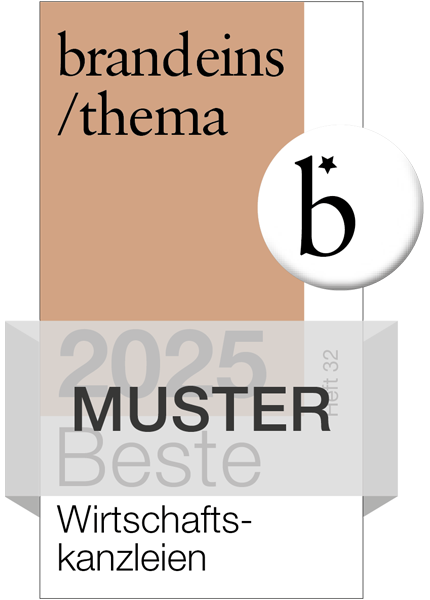 Auszeichnung "Beste Wirtschaftskanzleien 2025" von brand eins. Das Bild zeigt eine stilisierte Grafik in Beige- und Grautönen. Oben steht "brand eins /thema", darunter ein Kreis mit dem Buchstaben "b". Unten steht in großer Schrift "MUSTER Beste Wirtschaftskanzleien" und darunter "2025" mit der Jahreszahl "32".