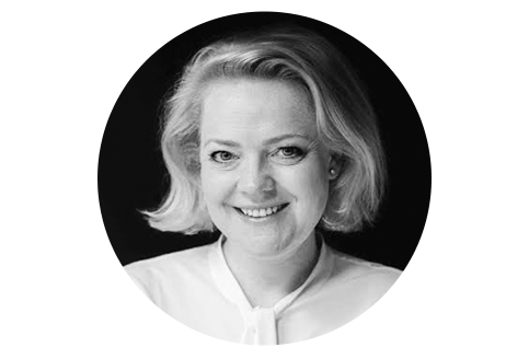 Schwarz-Weiß Porträt einer Frau mittleren Alters mit kurzem, blondem Haar. Sie lächelt freundlich und wirkt sympathisch. Sie trägt ein helles Hemd.