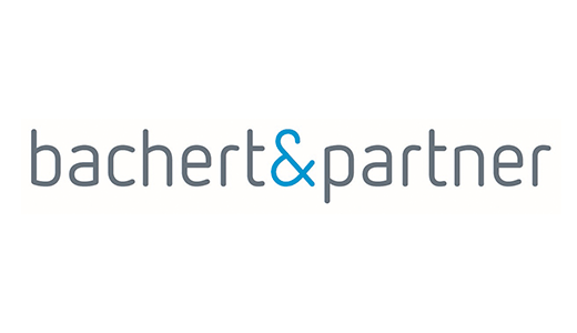 Das Bild zeigt ein Logo für ein Unternehmen namens "bachert & partner". Das Logo besteht aus dem Firmennamen in einer modernen, serifenlosen Schriftart mit einem blauen Akzent auf dem "t". Das Logo steht vor einem sauberen, weißen Hintergrund, der das Branding des Unternehmens hervorhebt und es leicht erkennbar macht. Der Name des Unternehmens und der blaue Akzent auf dem "t" sind die einzigen Elemente im Logo, es gibt keine anderen Objekte oder Text.