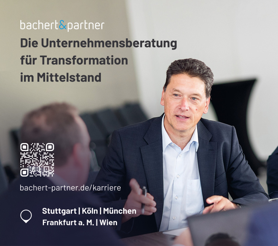 Bei dem Bild handelt es sich um eine Werbegrafik für ein Unternehmen namens "bachert & partner", auf der ein Mann im Anzug an einem Tisch sitzt und spricht. Oben links steht der Name des Unternehmens, oben rechts steht der Slogan "Die Unternehmensberatung für Transformation im Mittstand". Das Logo des Unternehmens, das einen QR-Code enthält, befindet sich in der unteren linken Ecke. In der rechten unteren Ecke befinden sich eine Karte und die Kontaktinformationen des Unternehmens, darunter der Name "Stuttgart | Köln | München" und die Adresse "Frankfurt a.M. | I. Wien".