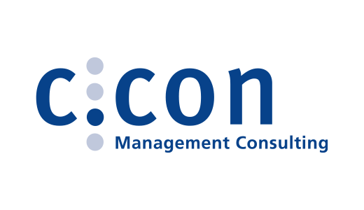 Das Bild zeigt ein Logo für ein Unternehmen namens "C:CON Management Consulting". Das Logo besteht aus dem Wort "C:" in großen blauen Buchstaben, gefolgt von "CON" in kleineren blauen Buchstaben, und dem Firmennamen "Management Consulting" in kleineren blauen Buchstaben darunter. Das Logo steht vor einem schwarzen Hintergrund, wodurch es leicht zu lesen und optisch ansprechend ist.