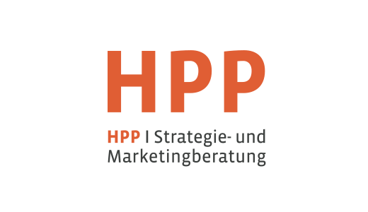 Das Bild zeigt ein Logo mit dem Text "HPP" in großen orangefarbenen Buchstaben auf schwarzem Hintergrund. Unter dem Haupttext befindet sich ein kleinerer Text mit der Aufschrift "HPP1 Strategie-und Marketingeratung" in kleinerer Schriftgröße. Das Logo scheint für eine barrierefreie Website konzipiert zu sein, da es sich nicht um ein typisches Website-Design mit vielen visuellen Elementen handelt.