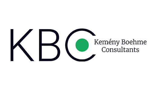 Das Bild zeigt ein Logo für ein Unternehmen namens Kemeny Boehme Consultants. Das Logo besteht aus den Buchstaben "KBC" mit einem grünen Kreis in der Mitte, der eine stilisierte Darstellung einer Weltkugel ist. Der Firmenname "Kemeny Boehme Consultants" ist unterhalb des Logos in kleinerer Schriftgröße geschrieben. Das Logo wurde so gestaltet, dass es für alle Benutzer, auch für Menschen mit Sehbehinderungen, zugänglich ist, indem klare und einfache Farben und nur wenig Text verwendet wurden.